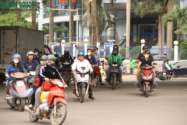 Vắng bóng CSGT, người dân lập tức "làm ngơ" biển cấm - Ảnh 6.