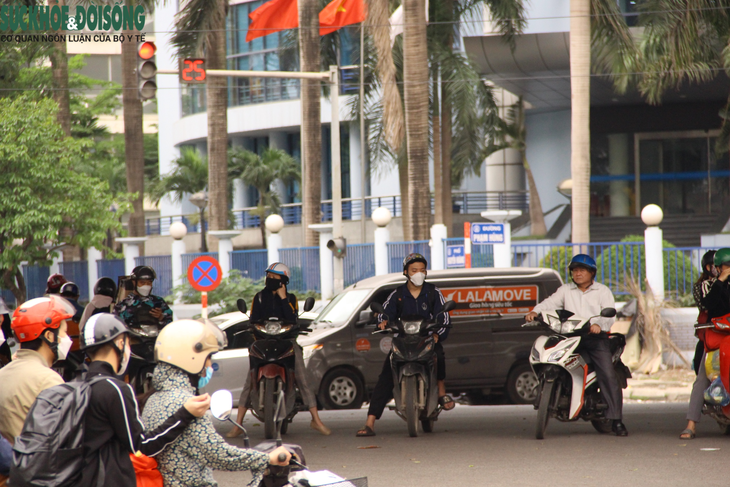 Vắng bóng CSGT, người dân lập tức "làm ngơ" biển cấm - Ảnh 9.