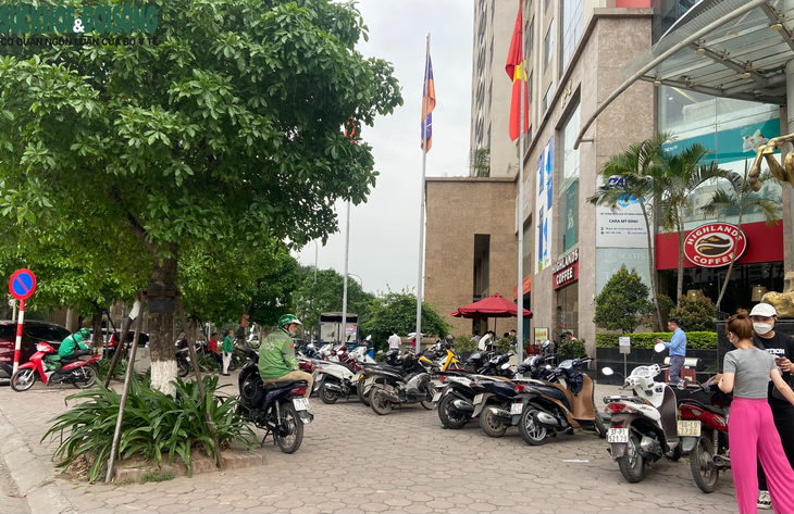 Hà Nội: Nhiều nơi bị bỏ quên trong chiến dịch giành lại vỉa hè cho người đi bộ - Ảnh 4.
