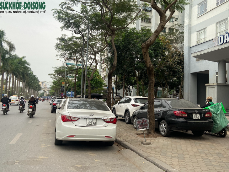 Hà Nội: Nhiều nơi bị bỏ quên trong chiến dịch giành lại vỉa hè cho người đi bộ - Ảnh 5.