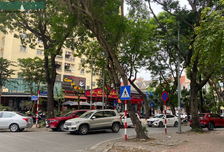 Hà Nội: Nhiều nơi bị bỏ quên trong chiến dịch giành lại vỉa hè cho người đi bộ - Ảnh 7.