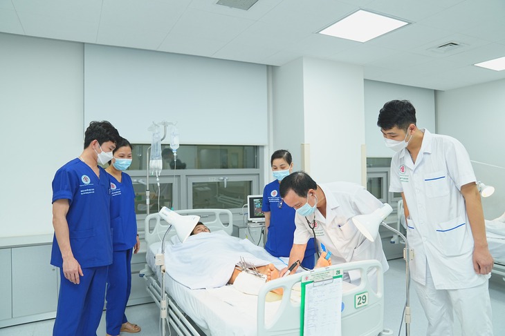 Bất cẩn trong lúc sửa máy ép vải, người đàn ông bị đứt lìa cẳng chân - Ảnh 1.