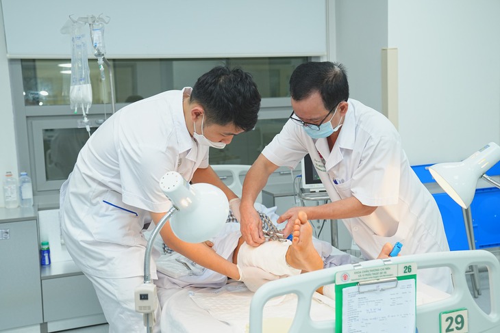 Bất cẩn trong lúc sửa máy ép vải, người đàn ông bị đứt lìa cẳng chân - Ảnh 2.