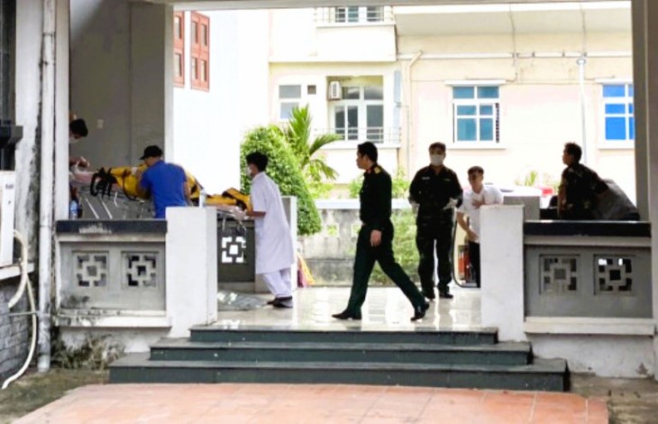 Vụ máy bay rơi khi thăm quan vịnh: Đưa thi thể nạn nhân đã tìm thấy về quê lo hậu sự - Ảnh 1.