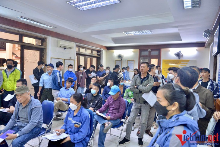 Người dân xếp hàng chờ xin lý lịch tư pháp, Hà Nội chỉ đạo xử lý, khắc phục - Ảnh 1.