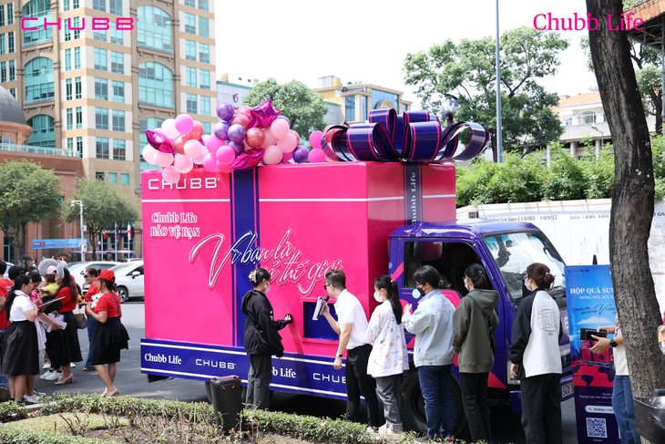 Chubb Life khuấy đảo Hà Nội, Sài Gòn với hộp quà "khổng lồ" gây thương nhớ nhân Ngày Sức khoẻ Thế giới - Ảnh 1.