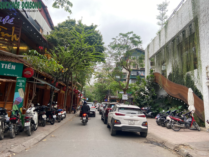Quận Cầu Giấy: Nhiều tuyến phố vẫn còn tình trạng bị lấn chiếm vỉa hè - Ảnh 3.