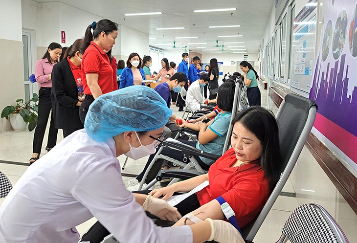 Hàng trăm người tại Quảng Bình đi hiến máu ngày cuối tuần - Ảnh 3.