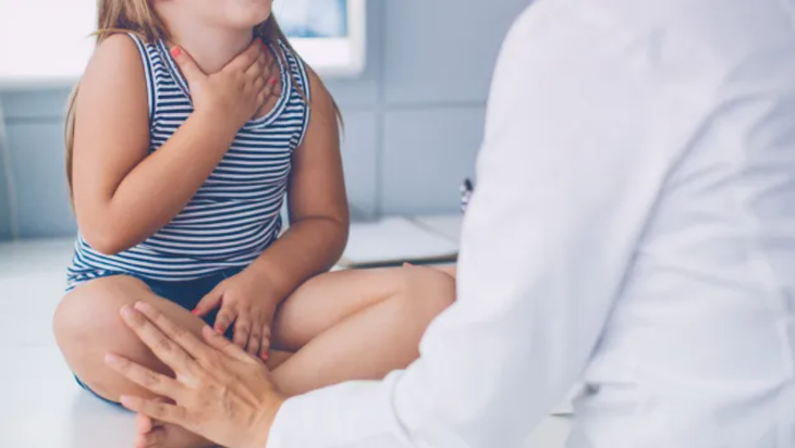Suy giáp ở trẻ: Nguyên nhân, biểu hiện cha mẹ cần lưu ý - Ảnh 2. Suy giáp ở trẻ: Nguyên nhân, biểu hiện cha mẹ cần lưu ý - Ảnh 2.