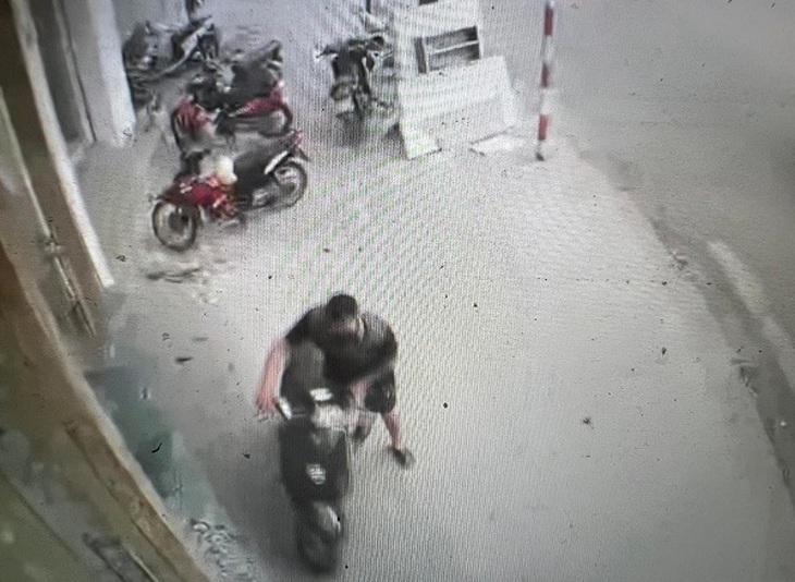 Camera ghi lại hành động xấu xí của cặp đôi trộm xe máy điện giữa ban ngày - Ảnh 2.