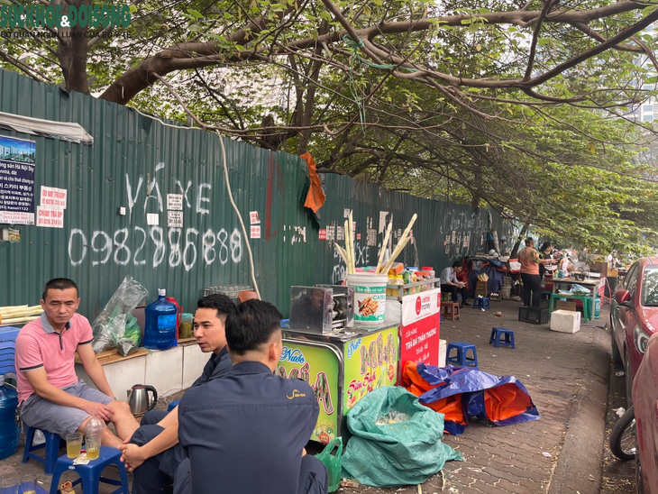 Hà Nội: Trả lại vỉa hè thông thoáng sau phản ánh của SKĐS - Ảnh 1.