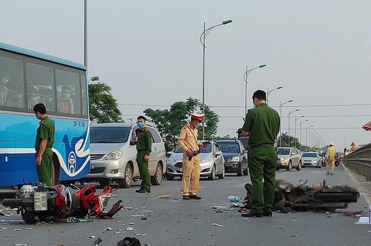 Hai xe máy đấu đầu trên quốc lộ 1A làm hai người tử vong - Ảnh 2.