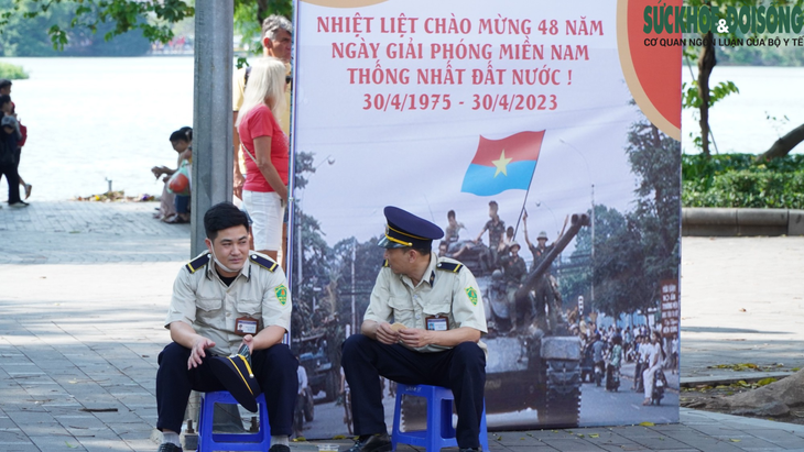 Nét đẹp của những người lao động ở Thủ đô những ngày nghỉ lễ - Ảnh 2. Nét đẹp của những người lao động ở Thủ đô những ngày nghỉ lễ - Ảnh 2.