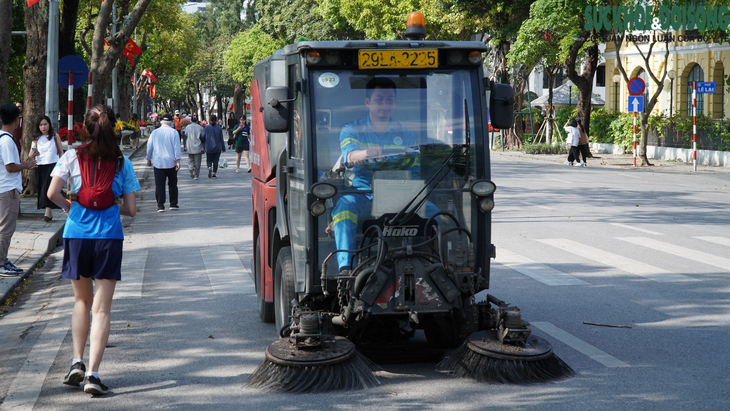 Nét đẹp của những người lao động ở Thủ đô những ngày nghỉ lễ - Ảnh 4. Nét đẹp của những người lao động ở Thủ đô những ngày nghỉ lễ - Ảnh 4.