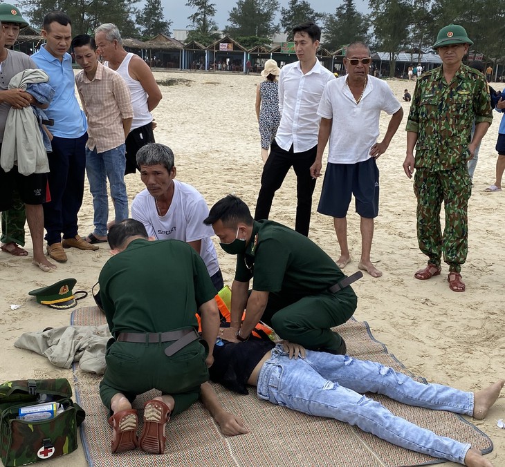 Nghỉ lễ rủ nhau đi biển tắm, 4 học sinh bị đuối nước - Ảnh 2. Nghỉ lễ rủ nhau đi biển tắm, 4 học sinh bị đuối nước - Ảnh 2.
