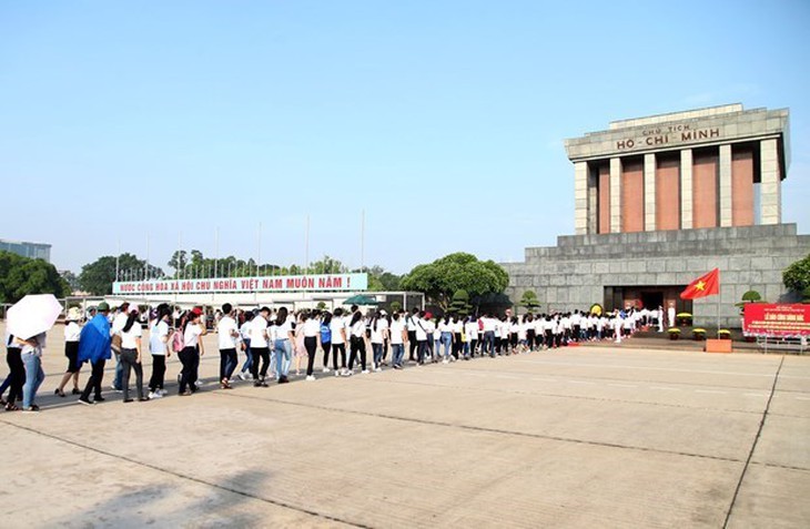 Hơn 52.000 lượt khách vào Lăng viếng Bác Hồ trong ba ngày nghỉ lễ - Ảnh 1.