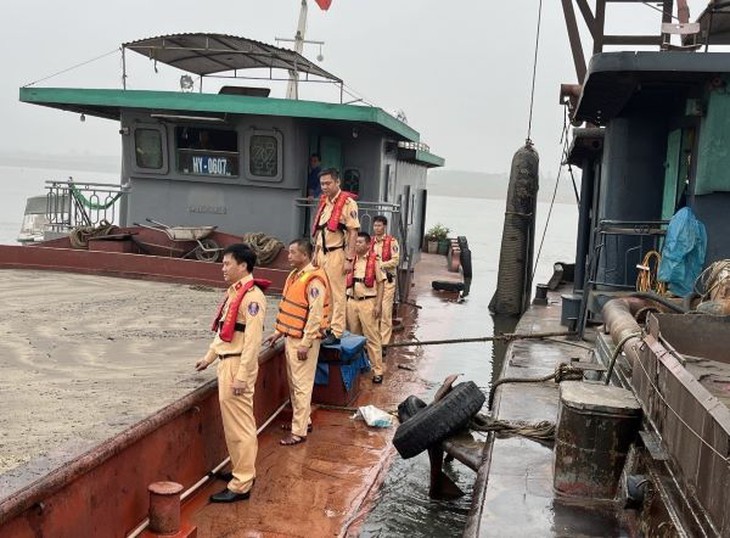 Bắt quả tang tàu hút cát trái phép trên sông Hồng lúc rạng sáng - Ảnh 3. Bắt quả tang tàu hút cát trái phép trên sông Hồng lúc rạng sáng - Ảnh 3.
