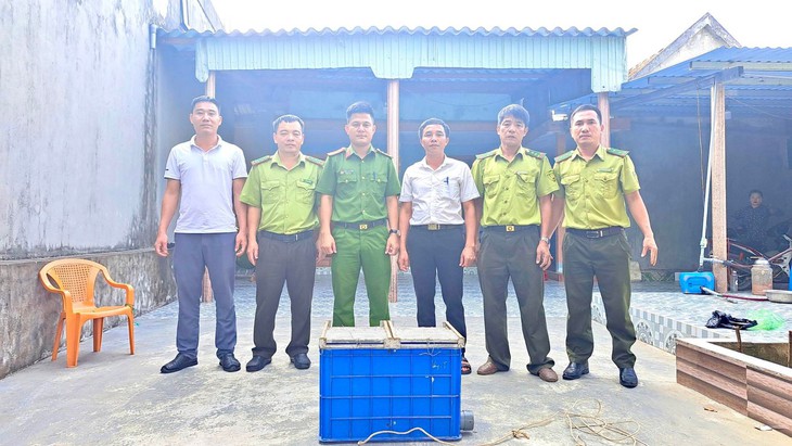Trăn nặng gần 40kg "lạc" vào trang trại nhà dân nuốt chửng bê con - Ảnh 2.