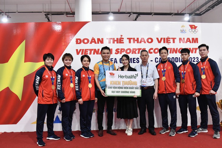 Herbalife Việt Nam thưởng nóng cho các vận động viên đạt Huy chương Vàng đầu tiên của Đoàn Thể thao Việt Nam tại SEA Games 32 - Ảnh 1.
