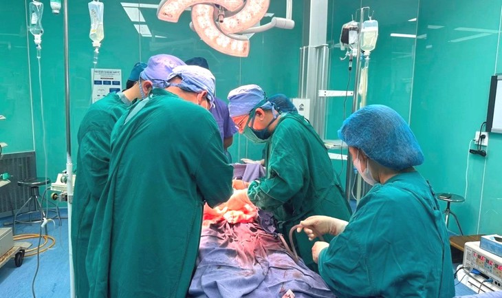 Bác sĩ, điều dưỡng hiến máu cứu nam thanh niên gặp tai nạn giao thông thoát cửa tử  - Ảnh 1.