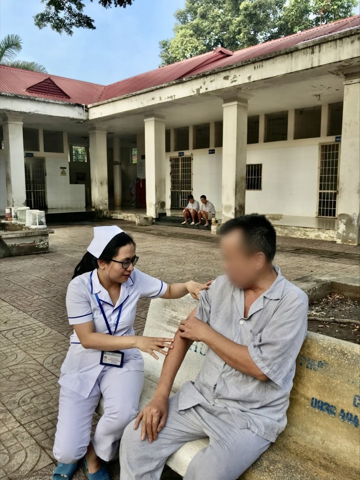 Nhọc nhằn làm điều dưỡng chăm bệnh nhân tâm thần - Ảnh 3.