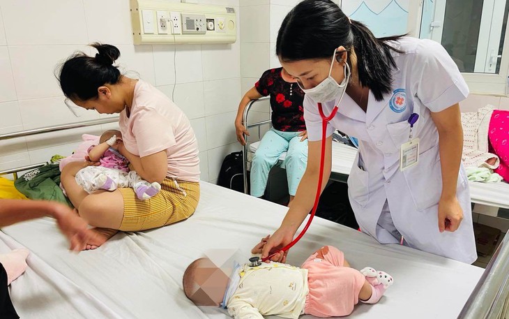 Diễn biến sức khoẻ 4 trẻ sau sự cố tiêm vaccine 6 trong 1 hết hạn