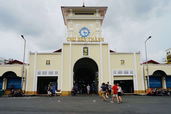 Chợ Bến Thành "thay áo mới", nhộn nhịp khách mua sắm và check-in - Ảnh 1.