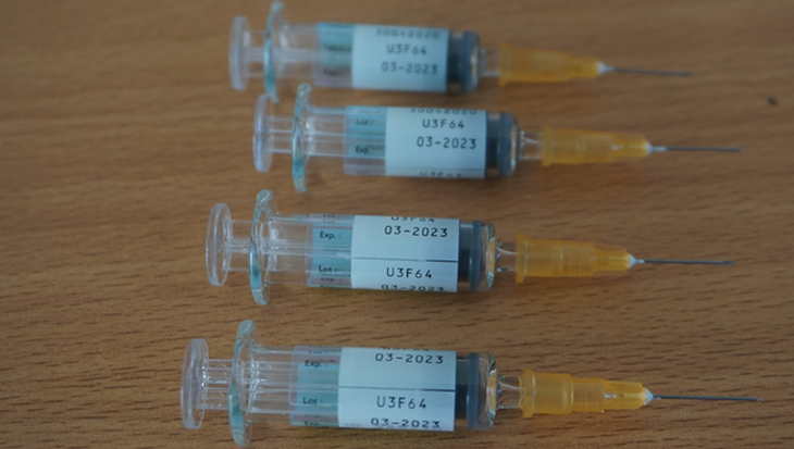 Đình chỉ tạm thời 2 cán bộ tiêm vaccine 6 trong 1 hết hạn - Ảnh 1.