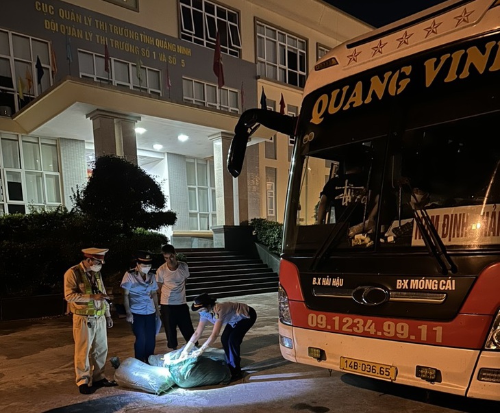 Bắt giữ 3 tạ nội tạng đã biến đổi màu sắc, bốc mùi hôi thối đang trên đường đi tiêu thụ - Ảnh 3. Bắt giữ 3 tạ nội tạng đã biến đổi màu sắc, bốc mùi hôi thối đang trên đường đi tiêu thụ - Ảnh 3.