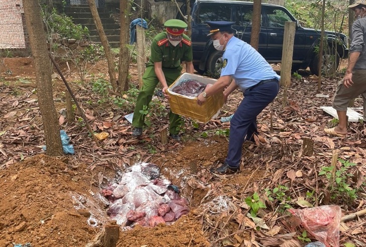 Bắt giữ 3 tạ nội tạng đã biến đổi màu sắc, bốc mùi hôi thối đang trên đường đi tiêu thụ - Ảnh 2. Bắt giữ 3 tạ nội tạng đã biến đổi màu sắc, bốc mùi hôi thối đang trên đường đi tiêu thụ - Ảnh 2.