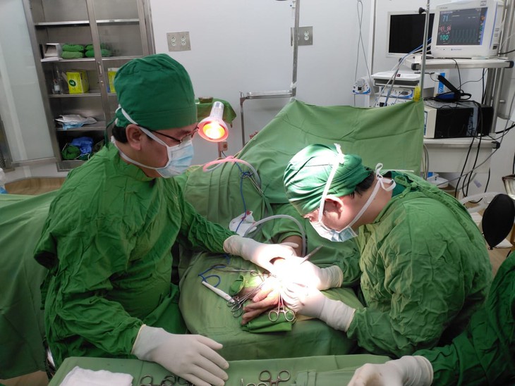 Nối cổ tay và ngón tay cho hai người bị tai nạn lao động - Ảnh 1. Nối cổ tay và ngón tay cho hai người bị tai nạn lao động - Ảnh 1.