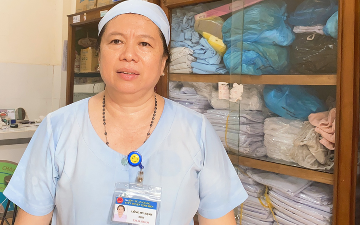 Nhặt được tiền vàng, nữ hộ lý tìm người đánh rơi trả lại