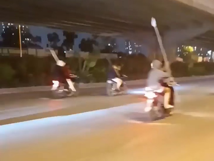 Hàng trăm 'quái xế' lạng lách, đánh võng trong đêm ở Hà Nội - Ảnh 1.