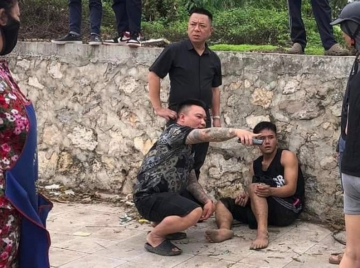 Bắt nóng đối tượng manh động cướp điện thoại người đi đường - Ảnh 2.