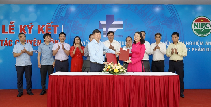 2 viện đầu ngành về kiểm định vaccine và kiểm nghiệm an toàn vệ sinh thực phẩm ký kết hợp tác - Ảnh 1. 2 viện đầu ngành về kiểm định vaccine và kiểm nghiệm an toàn vệ sinh thực phẩm ký kết hợp tác - Ảnh 1.