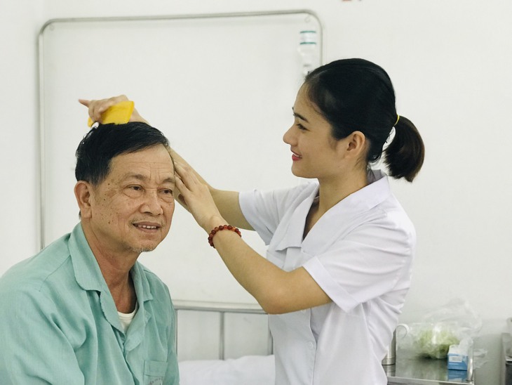 Điều dưỡng lành nghề, quán xuyến bệnh phòng tốt thì bác sĩ sẽ yên tâm điều trị - Ảnh 2. Điều dưỡng lành nghề, quán xuyến bệnh phòng tốt thì bác sĩ sẽ yên tâm điều trị - Ảnh 2.