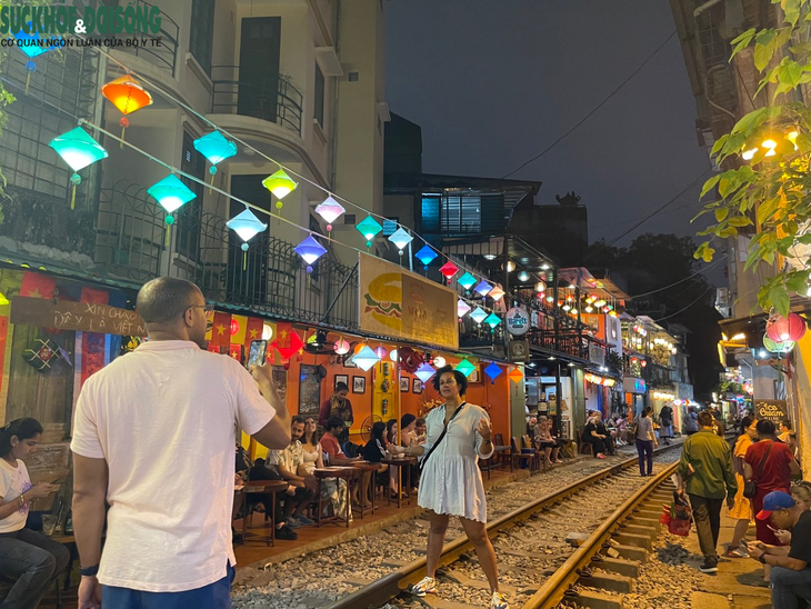 Phố cà phê đường tàu 'hồi sinh', lại tấp nập đón khách - Ảnh 9.