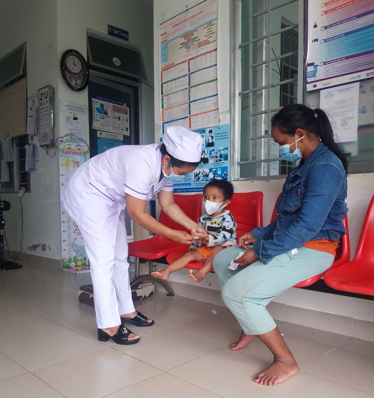 Hình ảnh đẹp của điều dưỡng ở huyện miền núi - Ảnh 2. Hình ảnh đẹp của điều dưỡng ở huyện miền núi - Ảnh 2.