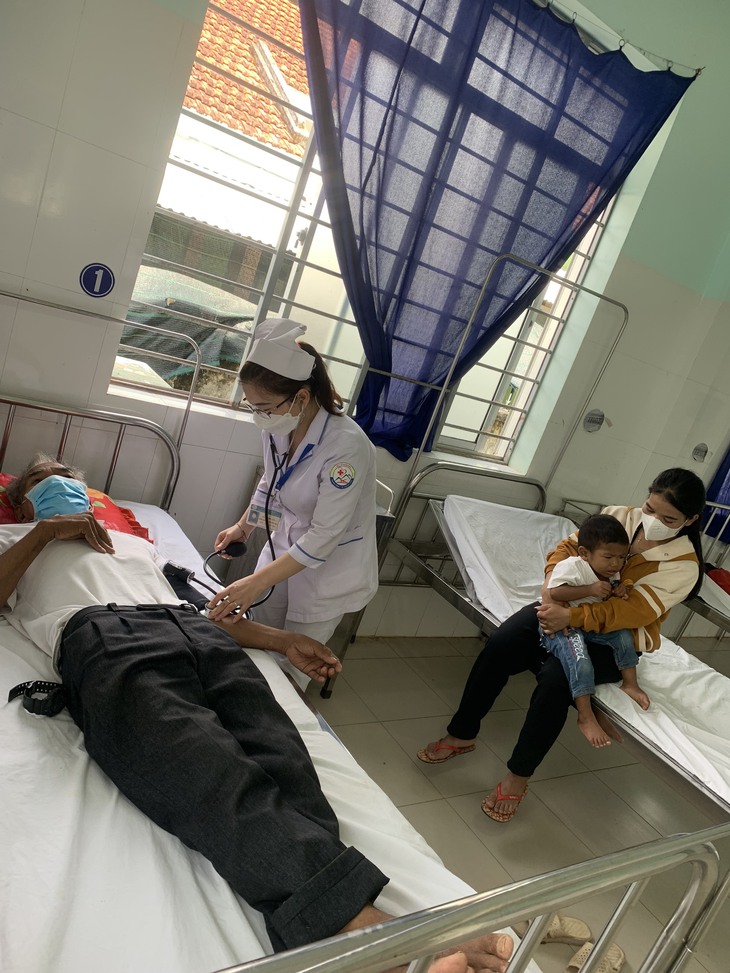 Hình ảnh đẹp của điều dưỡng ở huyện miền núi - Ảnh 3. Hình ảnh đẹp của điều dưỡng ở huyện miền núi - Ảnh 3.