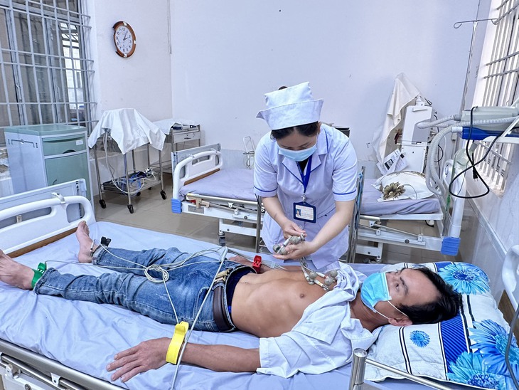 Hình ảnh đẹp của điều dưỡng ở huyện miền núi - Ảnh 4. Hình ảnh đẹp của điều dưỡng ở huyện miền núi - Ảnh 4.