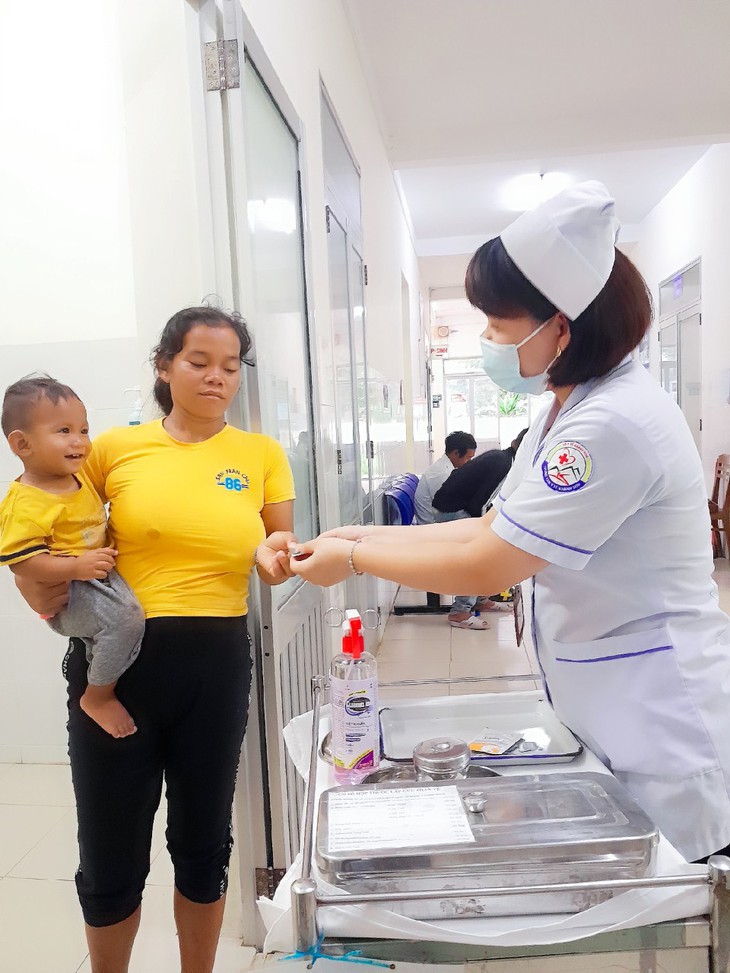 Hình ảnh đẹp của điều dưỡng ở huyện miền núi - Ảnh 7. Hình ảnh đẹp của điều dưỡng ở huyện miền núi - Ảnh 7.