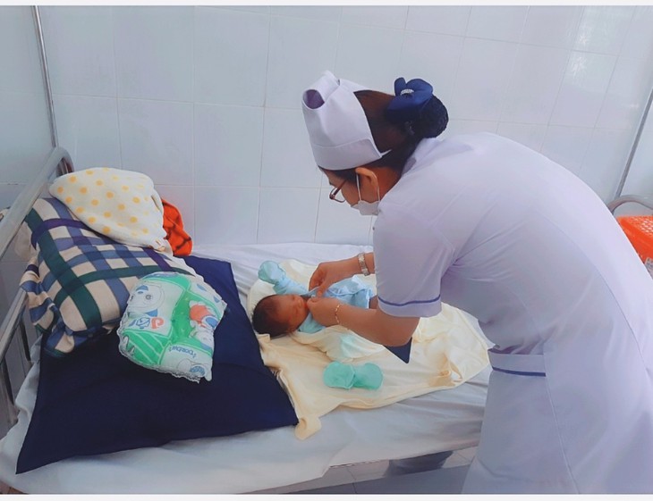 Hình ảnh đẹp của điều dưỡng ở huyện miền núi - Ảnh 6. Hình ảnh đẹp của điều dưỡng ở huyện miền núi - Ảnh 6.