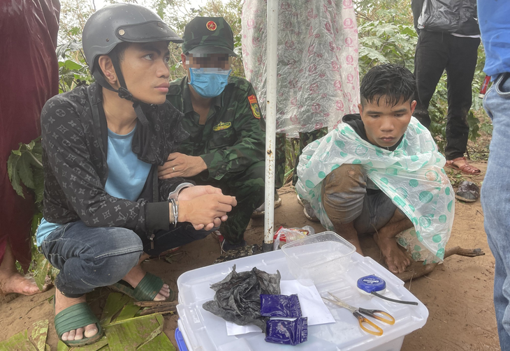 Lợi dụng mưa to, cùng nhau sang Lào mua ma tuý về sử dụng thì bị bắt - Ảnh 1. Lợi dụng mưa to, cùng nhau sang Lào mua ma tuý về sử dụng thì bị bắt - Ảnh 1.