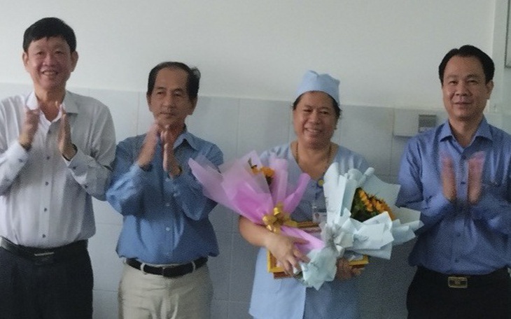 Giám đốc Sở Y tế khen thưởng nữ hộ lý trả lại tiền, vàng