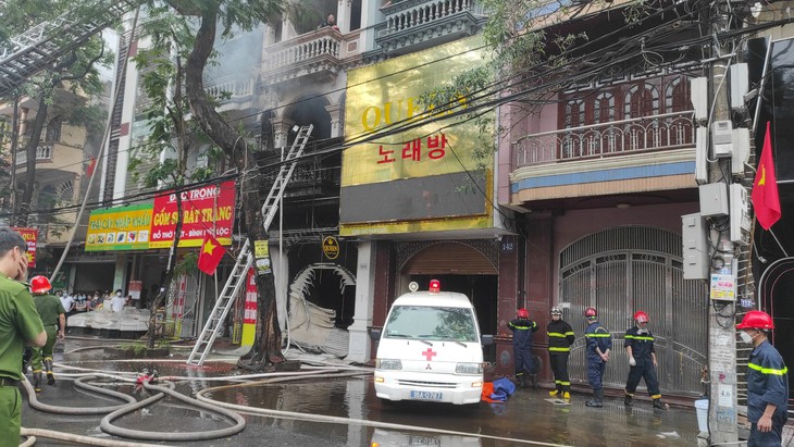 Hải Phòng: Cháy quán bar trên "phố Tây" Văn Cao, nghi có người mắc kẹt - Ảnh 2.