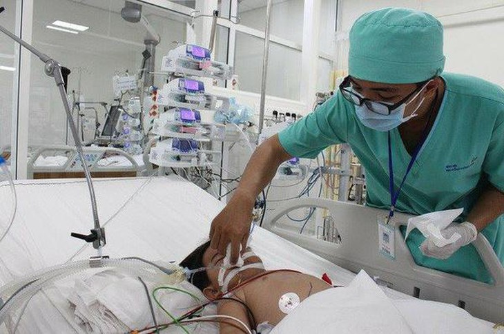 Trẻ uống nhầm hóa chất thường có một số biểu hiện như: ho sặc sụa, cơ thể tím tái, hơi thở có mùi hóa chất... Ảnh minh họa