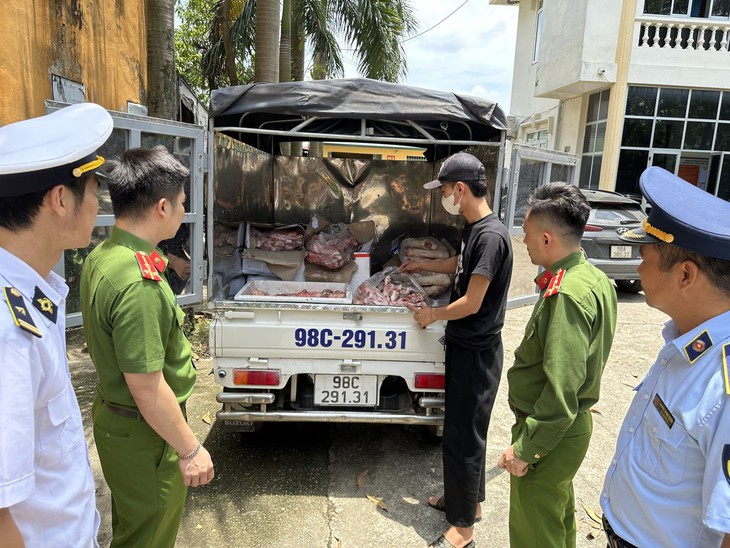 Gần 1 tấn thực phẩm bốc mùi hôi thối "suýt" vào bếp ăn khu công nghiệp - Ảnh 2. Gần 1 tấn thực phẩm bốc mùi hôi thối "suýt" vào bếp ăn khu công nghiệp - Ảnh 2.