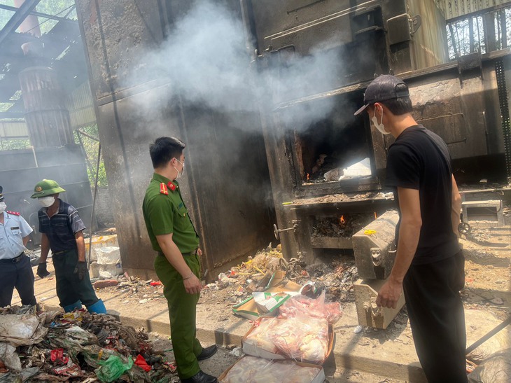 Gần 1 tấn thực phẩm bốc mùi hôi thối "suýt" vào bếp ăn khu công nghiệp - Ảnh 3. Gần 1 tấn thực phẩm bốc mùi hôi thối "suýt" vào bếp ăn khu công nghiệp - Ảnh 3.