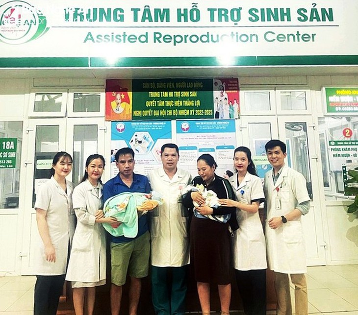 Bệnh viện Hữu nghị Đa khoa Nghệ An mang niềm vui làm bố, mẹ cho cặp vợ chồng 12 năm mòn mỏi thực hiện thụ tinh ống nghiệm - Ảnh 1. Bệnh viện Hữu nghị Đa khoa Nghệ An mang niềm vui làm bố, mẹ cho cặp vợ chồng 12 năm mòn mỏi thực hiện thụ tinh ống nghiệm - Ảnh 1.