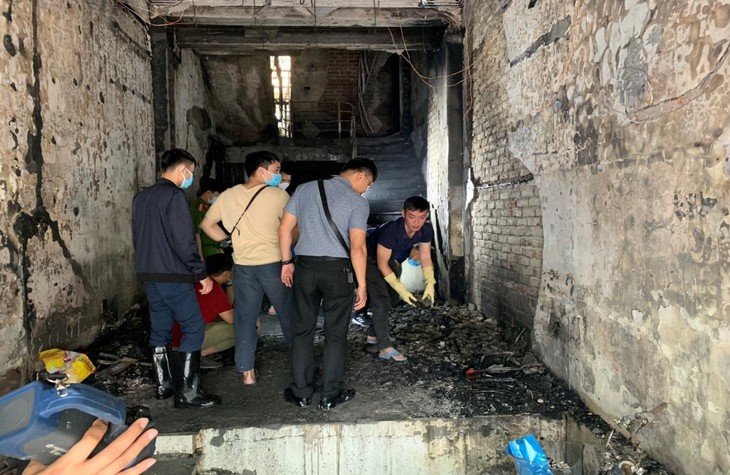 Phó Thủ tướng gửi lời chia buồn tới gia đình 5 người thương vong trong vụ cháy ở Hà Nội - Ảnh 2. Phó Thủ tướng gửi lời chia buồn tới gia đình 5 người thương vong trong vụ cháy ở Hà Nội - Ảnh 2.